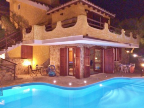 VILLA VITTORIA with PRIVATE HEATED SWIMMING POOL COMPLETE WITH HIDROMASSAGE FOR EXCLUSIVE USE , SEA VIEW, 150 METERS FROM THE BEACH Sinnai